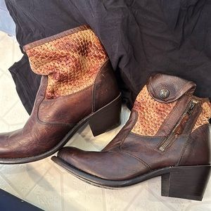 Elegant Brown Ankle Boots with Woven Accent